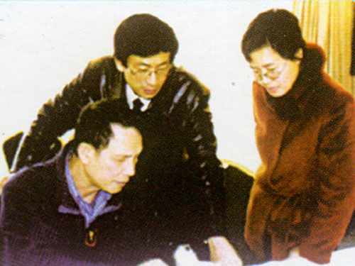 在座談會(huì)上華裔、南非客商通過(guò)攝像機(jī)交流